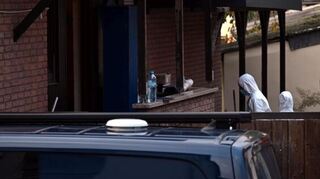 Beamte der Spurensicherung nachem sich am Montag das Haus und den Keller vor.