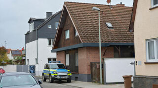 Am Dienstag wurde der Tatort noch von der Polizei bewacht.