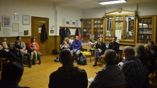 Rund 35 Personen, darunter viele Familien mit Kindern, folgten der Einladung der Elterninitiative „Spielplatz Seidenbuch“ und nahmen an der Informationsveranstaltung in der Alten Schule teil.