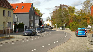 Einen Antrag der Stadt auf Ausweitung der Tempo-30-Zone auf der B 3 in nördlicher Richtung bis zur Wiesenpromenade hat die Straßenverkehrsbehörde des Kreises erneut abgelehnt. Aktuell gilt nur in Höhe des Evagelischen Kindergartens für Autofahrer Tempo 30.