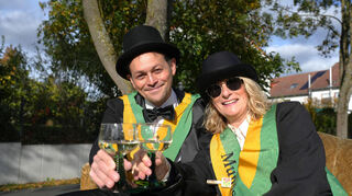 Michael Borger als Kerwevadder und Mundschenk Kerstin Münster hatten bei der Rodauer Kerb so einiges zu berichten.