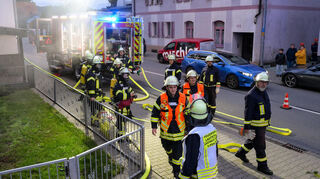 Für die Übung wurde auch die Nibelungenstraße zunächst gesperrt. Später konnten die Fahrzeuge zumindest auf einer Fahrspur an der „Einsatzstelle“ vorbeifahren.