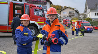 Marcos (links) und Milo von der Jugendfeuerwehr bei der Übung.