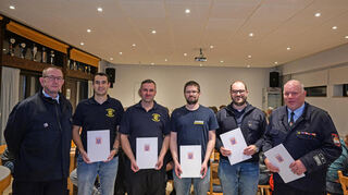 Lukas Volk (10 Jahre Mitgliedschaft), Markus Pink, Markus Rettig und Tobias Pöselt (je 20 Jahre Mitgliedschaft) und Wehrführer Ralf Kindinger (40 Jahre Mitgliedschaft) wurden vom stellvertretenden Gemeindebrandinspektor Bernd Röder (links) ausgezeichnet.