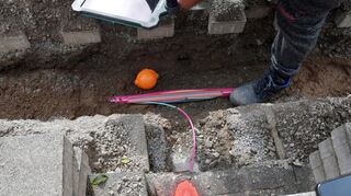 Wie weit ist der Glasfaserausbau in Heppenheim? Baustellen für das schnelle Internet prägen das Stadtbild, hier werden gerade die Häuser an der Mozartstraße mit Glasfaser versorgt.