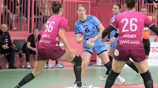 Nina Engel (Mitte) war mit neun Treffern beim Sieg gegen Metzingen einmal mehr die erfolgreichste Flames-Werferin.