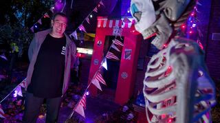 Er hat gut lachen: Dieses Jahr ist das Motto in Sven Wagners Halloween-Haus «Freak Circus».