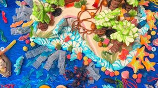 Zum Anbeißen: Eine Insellandschaft aus lauter Süßigkeiten. Diese gibt es im Heidelberger Zuckerladen zu kaufen.