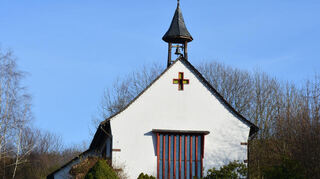 Die Heilig-Blut-Kapelle in Kolmbach ist im Besitz der katholischen Kirche, die das stark sanierungsbedürftige Gebäude eigentlich gerne verkaufen möchte. Ein Kontakt mit den Kirchenverantwortlichen ist bislang jedoch nicht zustandegekommen.