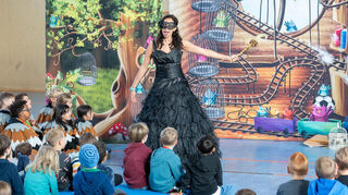 Die Schwetzinger „Tournee-Oper“ führte für 350 Grundschüler der Melibokusschule „Papageno und die Zauberflöte“ auf.