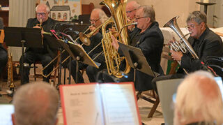 In der Band kommen vor allem Instrumente wie Tuba, Posaune und Trompete zum Einsatz.