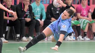 Auch am Mittwoch wirbelten die offensivstarken Flames (beim Wurf die vierfache Torschützin Mareike Thomaier) den Gegner TuS Metzingen kräftig durcheinander.