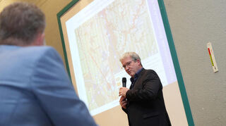 Michael Schweiger vom Büro Schweiger & Scholz stellte im Bürgerhaus Kronepark in Auerbach den aktuelllen Entwurf des Regionalplans vor.