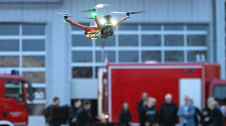 Die Neuanschaffung erledigte alle Aufgaben bei der Vorführung am Lorscher Feuerwehrhaus zur vollsten Zufriedenheit. Beobachter am Boden zeigten sich begeistert.