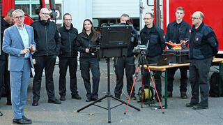 Landrat Engelhardt (l.), Leiter der Abteilung Gefahrenabwehr Markus Stracke (2.v.l.) und Thomas Schumacher erläuterten die neuen Drohnen.