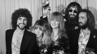 Lindsey Buckingham (l-r), Stevie Nicks, Christine McVie, Mick Fleetwood und John McVie, Mitglieder der Rockgruppe Fleetwood Mac, posieren mit ihrem Grammy Award für das Album des Jahres «Rumours».