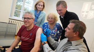 Landrat Christian Engelhardt bei der Impfung mit den Experten Reinhild Zolg, Cordula Müller, Oliver Saur und Heiko Mikkat.