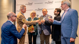 Bei der Feier (v.l.) Marco Jakobi, Matthias Wilkes, Ulrike Jakobi, Rainer Huber, Sprecher der Geschäftsführung EDEKA Südwest, Wirtschaftsminister Kaweh Mansoori und Landrat Christian Engelhardt.
