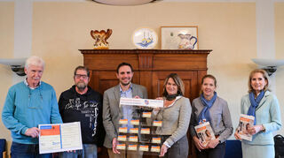 Stadtverordnetenvorsteher Stefan Ringer, Peter Bertsch, Bürgermeister Maximilian Klöss, Erste Kreisbeigeordnete Angelika Beckenbach, Nadja Niestroj und Reinhild Zolg vom Präventionsteam Kreis Bergstraße bei der Vorstellung der Organspende-Tafel.
