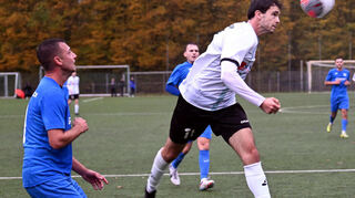 Mit diesem Kopfball zum 2:2 ließ Marvin Knaup noch einmal Hoffnung im Lager der SSG Einhausen aufkommen.