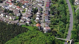 Auf der Grünfläche direkt am Waldrand unten soll bald Wohnbebauung möglich sein. Möglich wäre der frühere Bolzplatz dann als Standort der neuen Obdachlosenunterkunft.