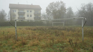 Als Bolzplatz wird diese Fläche in der Karlsbader Straße schon lange nicht mehr genutzt. Der geänderte Bebauungsplan erlaubt hier bald wegen Wohnbebauung - und macht damit die geplante Obdachlosenunterkunft möglich.