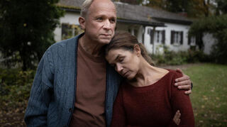 Einzelkämpfer oder ein Paar? Anke Engelke (r.) als Rita und Ulrich Tukur als Hans in „Dann passiert das Leben“.