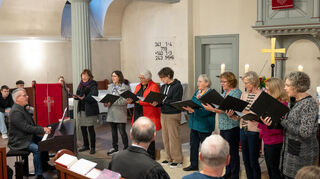 Der ökumenische Kirchenchor unter der Leitung von Andreas Demmel gestaltete die Feier mit.