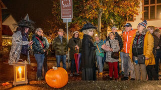 Auf Schattenwegen lotste Gästeführerin Heike Gärtner-Deinl (Mitte) in der Rolle als schwarzgekleidete Witwe die Interessierten durch die Stadt.