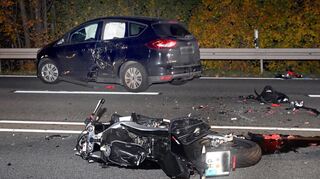 An beiden Fahrzeugen entstand Sachschaden in Höhe von mindestens 20.000 Euro.