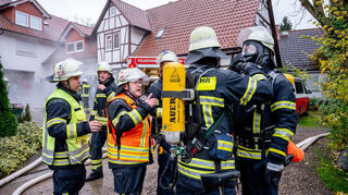 Bei der Inspektionsübung der Feuerwehr Zell wurde eine Explosion mit Gebäudebrand angenommen. Die Einsatzkräfte übten zum Teil unter Atemschutz.