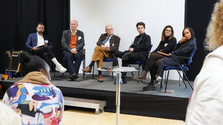 Podiumsrunde bei der Demokratikonferenz (v.l.): Moderator Florian Schmanke, Bernd Sterzelmaier, Michael Meister, Nuno Wörrlein, Salome Saremi und Aisha Camara.