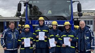 Freude beim THW über die vier neuen Einsatzkräfte. Unser Bild zeigt v.l. Ulf Langemeier, Benjamin Morick, Jaron Elias Tews, Justus Jedicke und Erik Nowak sowie Bernhard Ritter. Bild: THW