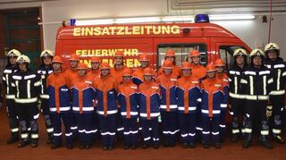 Vier Mädchen und elf Jungen der Jugendfeuerwehr Einhausen traten mit ihren Betreuern Patrick Fleer, Benjamin Ohl, Max Stürmer, Marco Lusiardi, Silas Gottwald und Florian Röll zur Inspektion an.