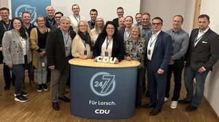 Die CDU-Kandidaten für die Kommunalwahl um Spitzenkandidatin Christiane Ludwig-Paul (Mitte), Jürgen Sonnabend (3.v.r.) und Kerstin Grabelus (8.v.l.).