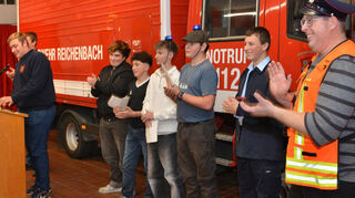 Die Jugendfeuerwehr mit ihren Betreuern Wolfgang Meckel (rechts) sowie Marlin und Maximilian Wüst (links) hatte ein Ratespiel vorbereitet.