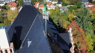 Auf dem Dach des Bensheimer Rathauses wurde eine neue elekronische Sirene installiert.