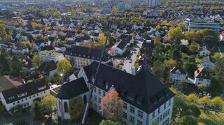 Einsatz in luftiger Höhe. Mit einem Autokran wurde die Sirene auf dem Dach des Bensheimer Rathauses ausgetauscht.