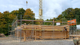 In Lindenfels wird zurzeit ein zweistöckiges Holzblockhaus gebaut. Nach der Fertigstellung wird es zerlegt und bei seinem Besitzer bei Marburg wieder aufgebaut.