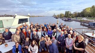 Die Original Blütenweg-Jazzer gemeinsam mit 60 Fans bei der Flusskreuzfahrt mit der „Arosa Bella“.