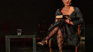 Britta Habekost spannt in ihrem Schauerroman den Erzählbogen vom Untergang von Pompeji im Jahr 79 n.Chr. bis ins 18. Jahrhundert.