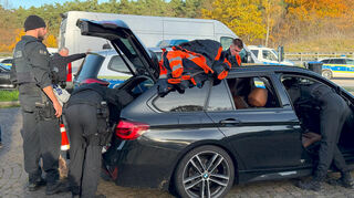 Durchsuchung eines Pkw bei der Verkehrskontrolle an der A67.