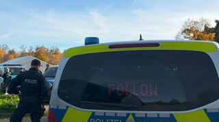 Die Polizeibeamten signalisierten Autofahren auf der A67, ihnen auf den Rastplatz zu folgen.