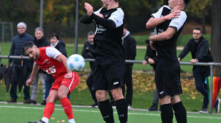 TSV-Spieler Ankido David (links beim Schuss) hat sich im Derby gegen den FC07 verletzt.