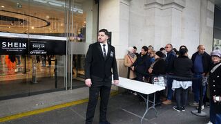 Viele Menschen standen vor der Eröffnung stundenlang Schlange.