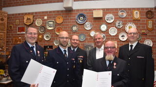 Wolfgang Armbruster (von links), Alexander Hick, Gemeindebrandinspektor Christoph Röll, Bürgermeister Helmut Glanzner, Andreas Mizera und der Stellvertretende Kreisbrandinspektor Markus Stracke.