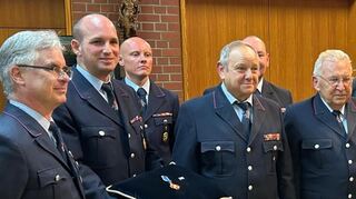 Ehrenoberbrandmeister Erwin Rau (rechts) und Ehrenortsbrandmeister Roland Hartnagel (zweiter von rechts) wurden mit dem Ehrenkreuz der Freiwilligen Feuerwehr Einhausen ausgezeichnet.