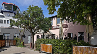 Das Restaurant Lindbergh mit dem Blue Tower am Mannheimer City Airport.