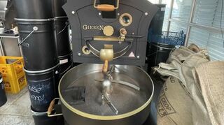 Die Röstmaschine trägt zum Wohlgeruch in dem Café bei. Sie läuft immer montags, dem Ruhetag.