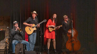 Die Bergsträßer Band „Sweet Infidelity“ begeisterte unter anderem mit einer sanften Interpretation des Hardrock-Klassikers „Highway to Hell“.